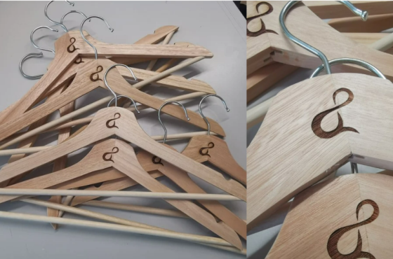 Kleiderbügel gravieren