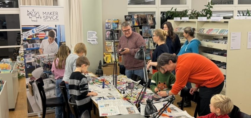 Zahnbürstenroboter-Workshop im lebendigen Adventskalender der Stadtbibliothek